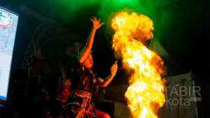 Tampil Memukau di Bazaar Kreatif HST 2024, SMPN 34 Satap Bawakan Tari Batunggu Huma
