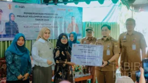 Hadiri Kegiatan Pemberdayaan, Ketua TP PKK HST Komitmen Dukung Perempuan Mandiri Secara Ekonomi