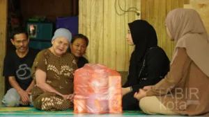 Simpati Kegigihan Pengrajin Anyaman Purun di Pandawan, Ketua Dekranasda HST Berikan Bantuan