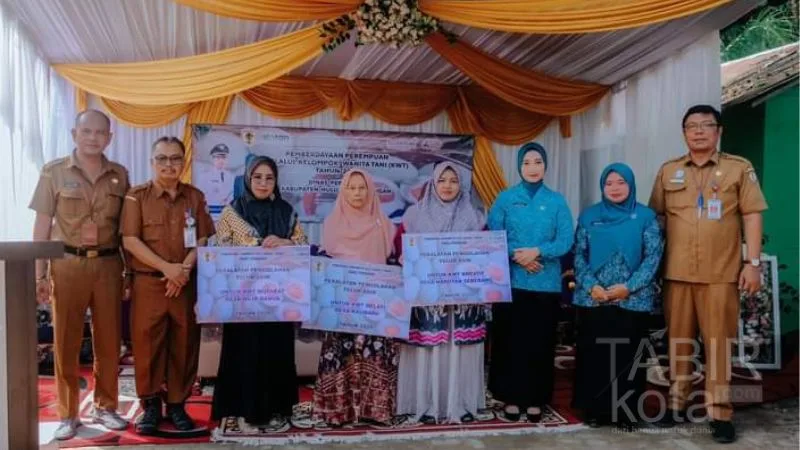 Dorong Kemandirian Ekonomi, Ketua TP PKK HST Bantu Peralatan Pengolahan Telur Asin untuk Tiga KWT