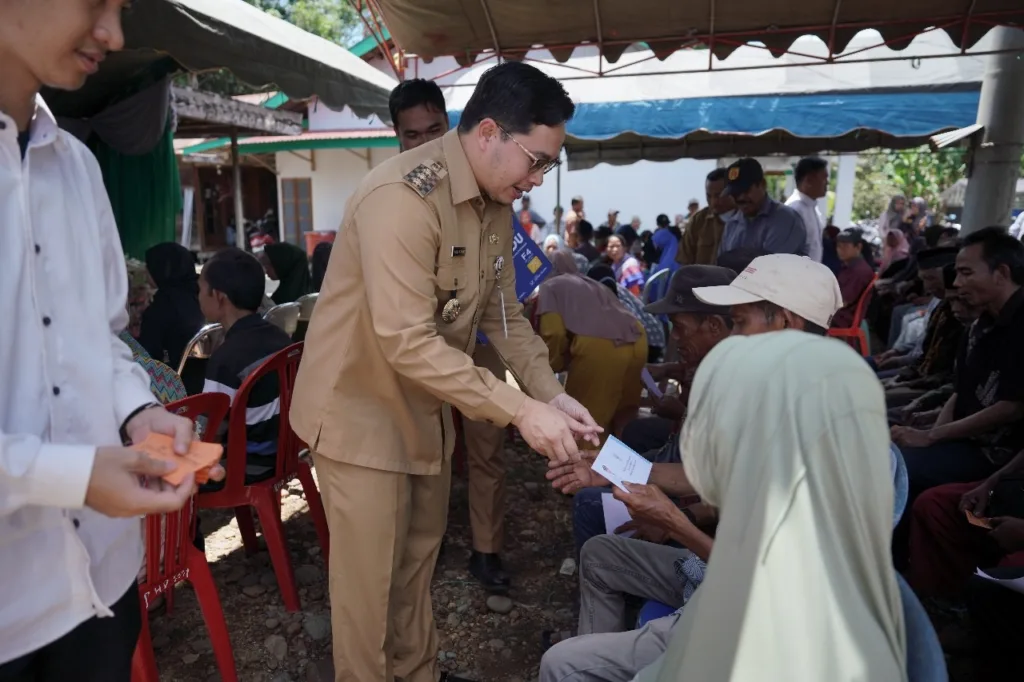 Bupati HST Serahkan Bansos untuk 1.290 Lansia dan Penyandang Disabilitas