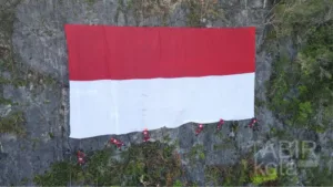 Peringati Proklamasi Kalimantan, VRI Kalsel Bentangkan Bendera Merah Putih Raksasa di Tebing Batu Bini