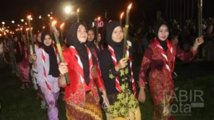 “Menyala”, Ribuan Peserta Meriahkan Kirab Obor di HSS