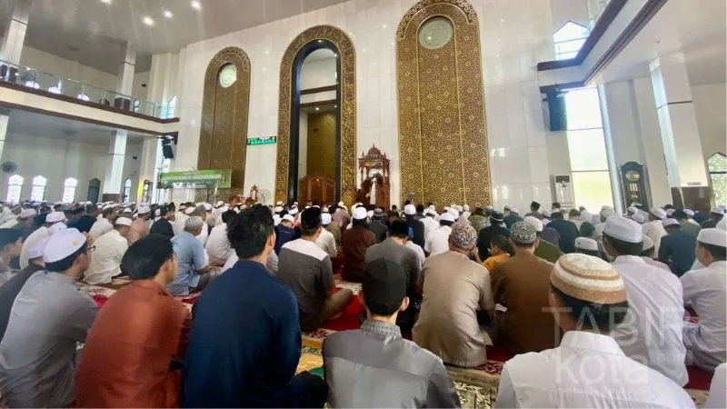 Bersama Ribuan Warga, Bupati Balangan Sholat Ied di Masjid Al Akbar