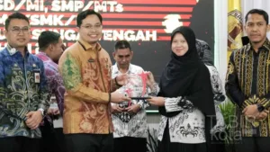 Hulu Sungai Tengah Regent Receives the Indonesian Ministry of Education and Culture’s Award