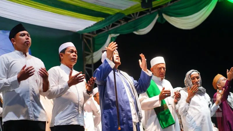 Ribuan Jamaah “Banjiri” Balangan Bersholawat Bersama Habib Syech, Bupati: Anugerah Luar Biasa