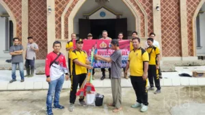 Bakti Religi Polsek Batumandi Bantu Bersihkan Masjid di Hamparaya