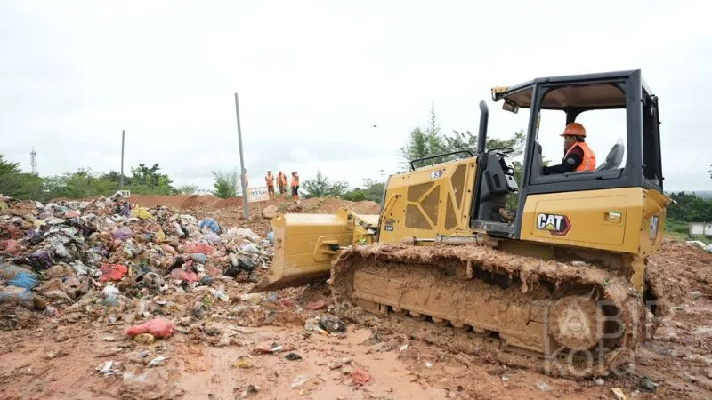 Serahkan Bulldozer ke DLHP HST, Bupati Harapkan Mampu Atasi Persoalan Sampah