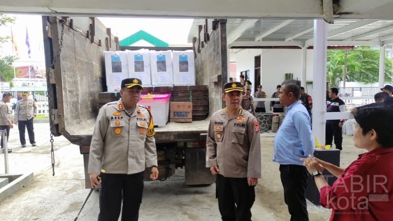 Pastikan Pilkada Lancar, Ketua KPU Barsel dan Kapolres Pantau Distribusi Logistik