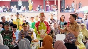 Pj Bupati Mura Dampingi Gubernur Kalteng Buka Operasi Pasar Murah