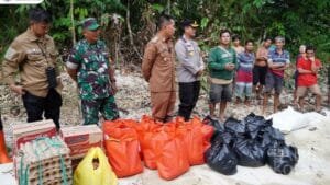Pj Bupati Mura Salurkan Bantuan kepada Warga Terdampak Banjir