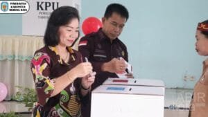 Pilkada 2024, Pj Bupati Mura dan Istri Salurkan Hak Suara di TPS 21