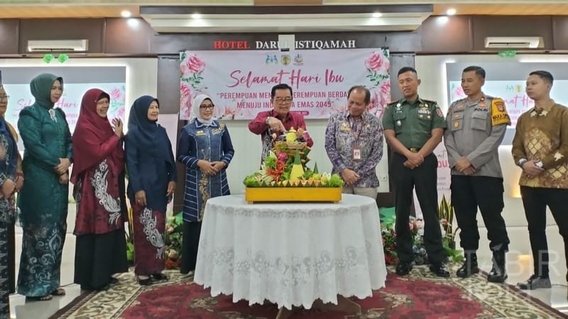 Buka Peringatan Hari Ibu, Wabup HST Apresiasi Peran Perempuan Mendidik Anak